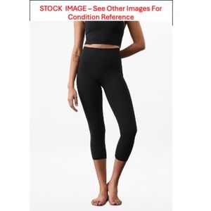 Athleta Salutation Stash High Rise Capri II, Used Black, Size M